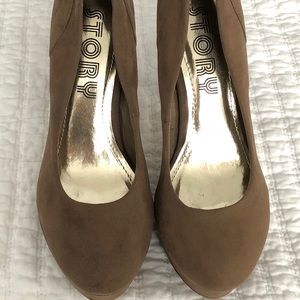 Like New Taupe Women’s heels from amiclubwear